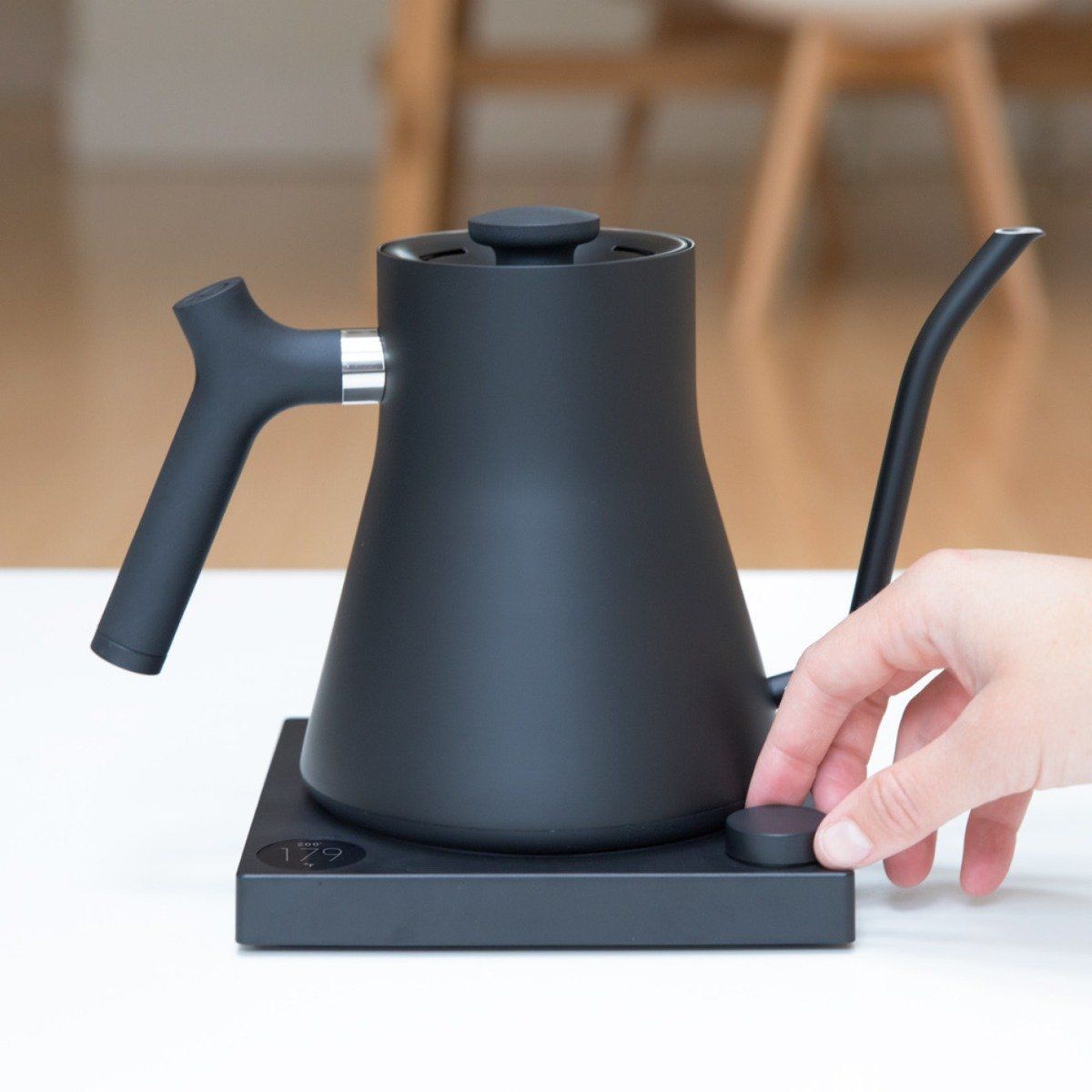 fellow kettle black